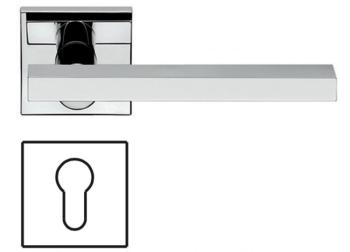 Maniglia per porta Fusital serie JP1 DUEMILA, con rosetta e bocchetta quadrata foro yale, finitura Cromo Lucido