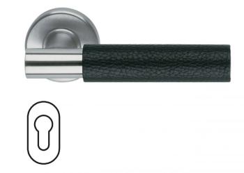 Maniglia per porta Fusital serie K2 H5015, con rosetta e bocchetta foro ovale yale, finitura Inox Satinato e pelle nera