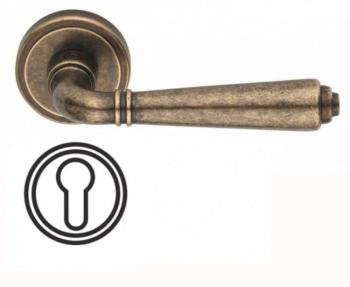 Maniglia per porta Valli e Valli H 1037 serie Teseo, con rosetta bocchetta tonda, foro Yale, finitura Ottone Anticato