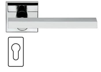 Maniglia per porta Fusital serie JP1 DUEMILA, con rosetta e bocchetta ovale foro yale, finitura Cromo Lucido