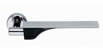 Maniglia per porta Fusital serie H373 DOB Duemiladodici, con rosetta e bocchetta foro normale, finitura Cromo/Nero Opaco