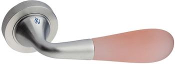 Maniglia per porta Kleis serie Gemma, con rosetta e bocchetta, foro Patent-Lock, finitura Cromo satinato + Vetro Rosa Acidato