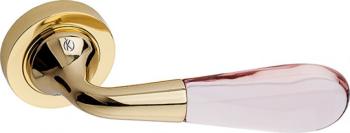 Maniglia per porta Kleis serie Gemma, con rosetta e bocchetta, foro Patent-Lock, finitura Ottone Lucido + Vetro Rosa Trasparente