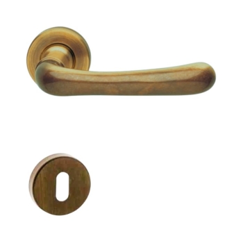 Maniglia Monica Ghidini per porta interna, rosetta e bocchetta tonda foro Patent, quadro 8 mm, Ottone finitura Graffiato Verniciato