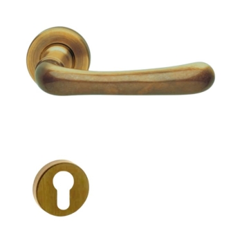 Maniglia Monica Ghidini per porta interna, rosetta e bocchetta tonda foro Yale, quadro 8 mm, Ottone finitura Graffiato Verniciato