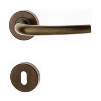Maniglia Milena Ghidini per porta interna, rosetta e bocchetta tonda foro Patent, quadro 8 mm, Ottone finitura Graffiato Verniciato