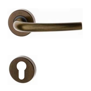 Maniglia Milena Ghidini per porta interna, rosetta e bocchetta tonda foro Yale, quadro 8 mm, Ottone finitura Graffiato Verniciato