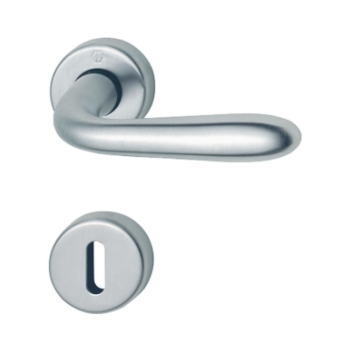 Maniglia Santiago Hoppe per porta interna, rosetta e bocchetta tonda foro Patent, quadro 8 mm, spessore porta 38-47 mm, Ottone finitura Cromo Satinato F41