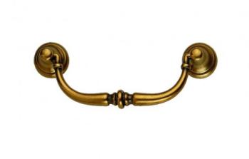 Maniglia pendente per mobile, interasse 64 mm in Ottone Antico