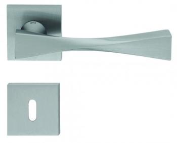 Maniglia per porta DND serie TWIST 02, su rosetta e bocchetta, foro Patent, finitura Power Cromo Satinato