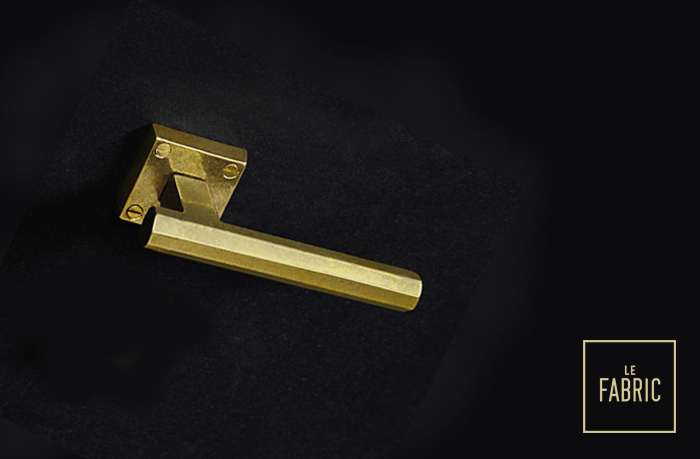 Maniglia per porta artigianale serie Otta, in bronzo design Le Fabric Bronze, finitura Bronzo Nero